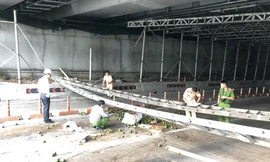 Truy tìm xe tải gây sập giàn giáo trước cửa hầm Thủ Thiêm