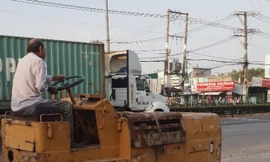 Vụ bỏ 200 triệu làm đường dân sinh: Phá đường nhựa quay về đường đất