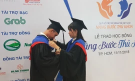 Những hình ảnh dễ thương của 65 thủ khoa trong ngày nhận học bổng