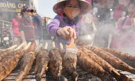 Người Sài Gòn đổ xô mua cá lóc nướng ngày vía Thần Tài