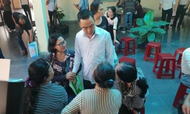 Ông Nguyễn Hồng Điệp giản dị gặp người dân Thủ Thiêm