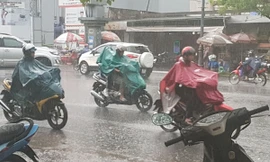 Sáng sớm, Sài Gòn mưa to kèm dông sét mù trời