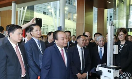 Thủ tướng Nguyễn Xuân Phúc cùng Đoàn đại biểu cấp cao Việt Nam thăm các gian hàng trình diễn công nghệ