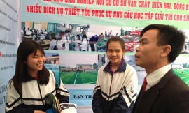 Học sinh được tư vấn tại gian hàng của Trường ĐH Lâm Nghiệp