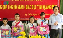 Bộ trưởng Phùng Xuân Nhạ tặng quà cho học sinh vùng lũ Quảng Bình
