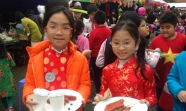 Học sinh bán hàng lấy tiền làm từ thiện và tăng trải nghiệm sống.