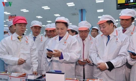 Chủ tịch Quốc hội Nguyễn Thị Kim Ngân cùng các vị đại biểu cắt băng khánh thành Tổ hợp nhà máy sản xuất thiết bị điện tử thông minh Vinsmart giai đoạn 1 sáng nay (23/11). 