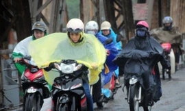 Gió mùa đông bắc khiến Bắc Bộ trở lạnh, vùng núi trở rét trong khi các tỉnh Trung Bộ có mưa lớn.