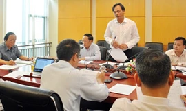 Ông Lương Duy Hanh (người đứng phát biểu) tại một cuộc họp ở Bộ Tài nguyên và Môi trường do Thứ trưởng Võ Tuấn Nhân chủ trì.