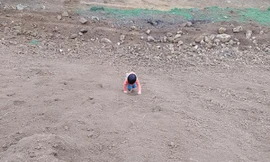 Một em bé ở Hà Nội được bố mẹ cho leo trèo, nghịch đất thay vì "nhốt" trong nhà. (ảnh: Facebook)