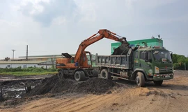 Công ty Cổ phần Quản lý Công trình Đô thị Hải Dương tự ý thu gom lại tro xỉ trả về nơi chôn lấp sau khi có phản ánh của báo chí. Ảnh: QH