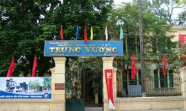 Phát hiện đối tượng mặc áo xe ôm công nghệ lừa đón học sinh trước cổng trường.