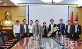 Ông Vũ Văn Long (người cầm hoa) nhận chức Phó Chánh thanh tra Bộ Tài nguyên và Môi trường từ 17/3/2020.