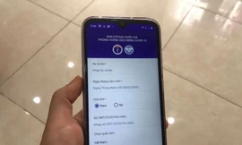 Người dùng điện thoại hệ điều hành Android có thể tải ứng dụng NCOVI vào sáng nay. Ảnh: Nguyễn Hoài