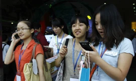 Việt Nam sẽ phổ cập điện thoại đến 100% dân số. Ảnh: Như Ý