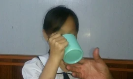 Học sinh bị cô giáo phạt uống nước vắt từ giẻ lau bảng