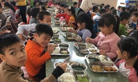 Học sinh Trường Tiểu học đô thị Sài Đồng trong bữa trưa.