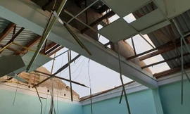 Một phòng học ở Quảng Ngãi bị tốc mái sau cơn bão số 11 vừa qua. 