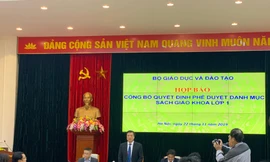 Thứ trưởng Nguyễn Hữu Độ công bố có 32 SGK được thông qua.