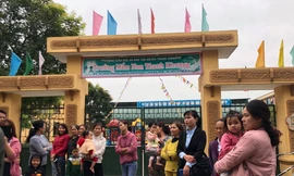 Khi phát hiện trường cho trẻ ăn thực phẩm bẩn, phụ huynh đã bao vây trường và báo công an.