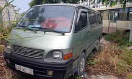 Chiếc xe đưa đón học sinh bỏ quên học sinh lớp 4. 