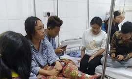 Học sinh bị đánh hội đồng đang được điều trị tại bệnh viện 