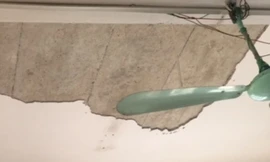 Mảng trần sập trong lớp học 12A12 hôm qua