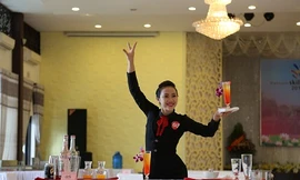 Thí sinh trình diễn pha chế.