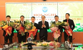 Thứ trưởng Bộ Thông tin và Truyền thông Phan Tâm tặng hoa cho các cán bộ được bổ nhiệm. Ảnh: Mic.gov.vn