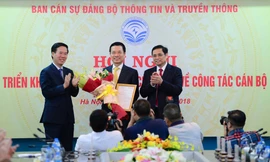 Ông Phạm Minh Chính và ông Võ Văn Thưởng trao Quyết định của Bộ Chính trị cho ông Nguyễn Mạnh Hùng