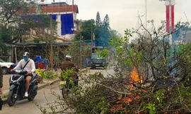 Hiện tượng đốt rác, cây cối có thể gây ô nhiễm cục bộ. Ảnh: Quang Hùng.