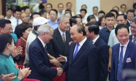 Thủ tướng Chính phủ Nguyễn Xuân Phúc thăm hỏi cán bộ, công chức, viên chức, người lao động ngành khí tượng thủy văn chiều nay (3/10). Ảnh: Như Ý.