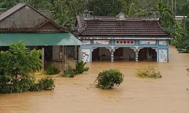 Áp thấp nhiệt đới trên Biển Đông có khả năng mạnh thêm và di chuyển về phía đất liền các tỉnh Trung và Nam Trung Bộ.