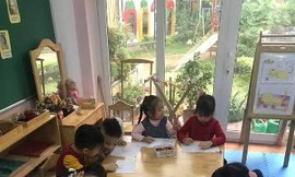 Phụ huynh cho rằng: lớp tăng 70 trẻ, giáo viên càng bị áp lực