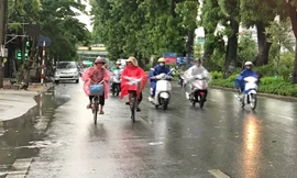 Chiều qua, Hà Nội xuất hiện mưa dông lớn. Dự báo mưa kéo dài trong 3 ngày tới ở thủ đô và các tỉnh Bắc Bộ, Bắc Trung Bộ.