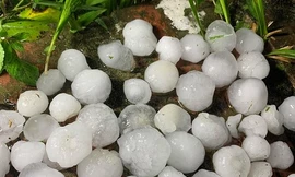 Kinh hoàng mưa đá to như quả trứng ở các tỉnh phía Bắc
