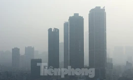 Hà Nội mờ mịt do sương mù và ô nhiễm không khí.