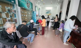 Khách hàng đến bổ sung thông tin thuê bao tại một điểm giao dịch của Viettel.