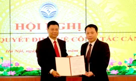 Thứ trưởng Nguyễn Huy Dũng (trái) trao quyết định Phụ trách Cục Tin học hóa cho ông Đỗ Công Anh. 