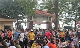 Phụ huynh quây kín sân trường đòi giải thích vì lạm thu đầu năm tại Trường tiểu học Sơn Đồng (Hà Nội)