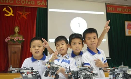 Học sinh tiểu học hào hứng với cuộc thi Robothon
