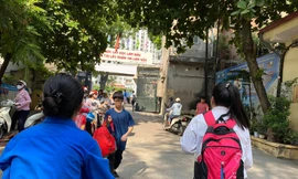 Thí sinh quay lưng chạy khỏi cổng trường vì biết nhầm điểm thi. 