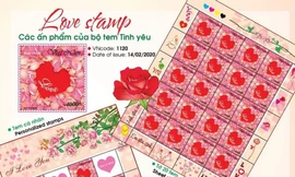 Mỗi bạn trẻ có thể tạo riêng cho mình một bộ tem có mùi hương hoa hồng.