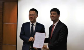 Phó Tổng Giám đốc Đài Tiếng nói Việt Nam Ngô Minh Hiển trao quyết định nhiệm tân Phó Giám đốc Đài Truyền hình Kỹ thuật số VTC Lương Minh Đức