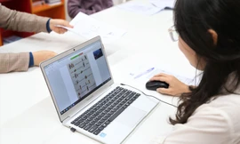 Học sinh học trực tuyến phải có thiết bị kết nối internet.