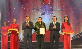 Ban tổ chức trao giải Nhất 'Vì sự nghiệp giáo dục Việt Nam' năm 2018