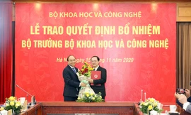 Thủ tướng Chính phủ trao Quyết định bổ nhiệm Bộ trưởng Bộ Khoa học và Công nghệ cho ông Huỳnh Thành Đạt.
