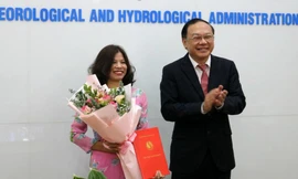 Thứ trưởng Lê Công Thành trao quyết định bổ nhiệm Phó Tổng cục trưởng cho bà Đặng Thanh Mai.