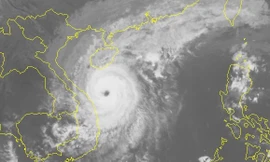 Bão số 13 bắ đầu áp sát đất liền các tỉnh miền Trung từ chiều nay. 