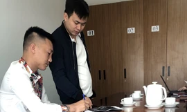 "Huấn hoa hồng" ký vào biên bản vi phạm hành chính. Ảnh: abei.gov.vn